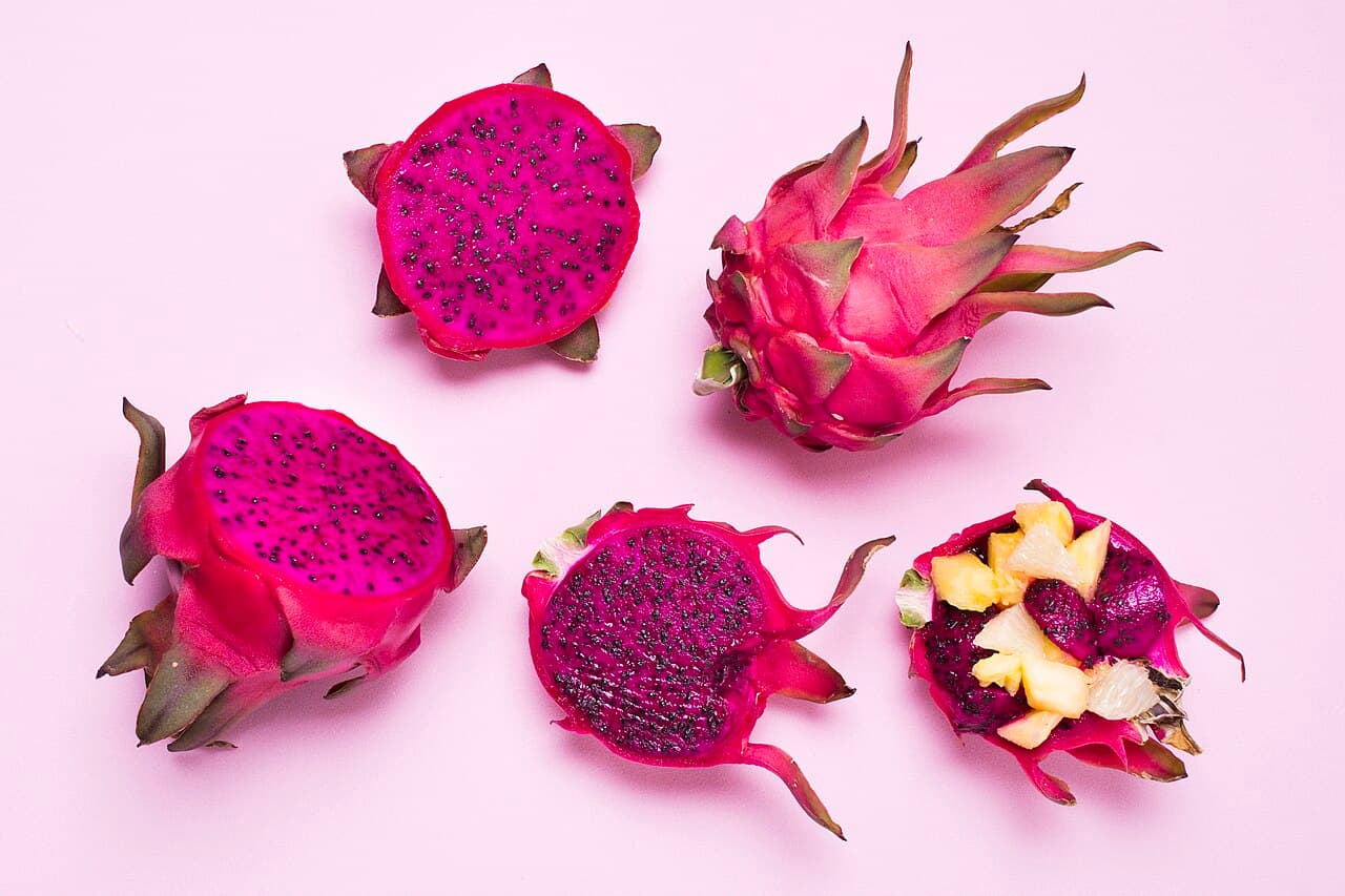 Assortiment varié de fruits et légumes disposés sur une table