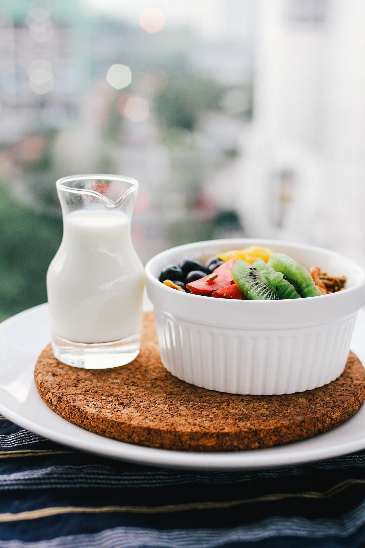 Petit-déjeuner sain disposé sur une table le matin