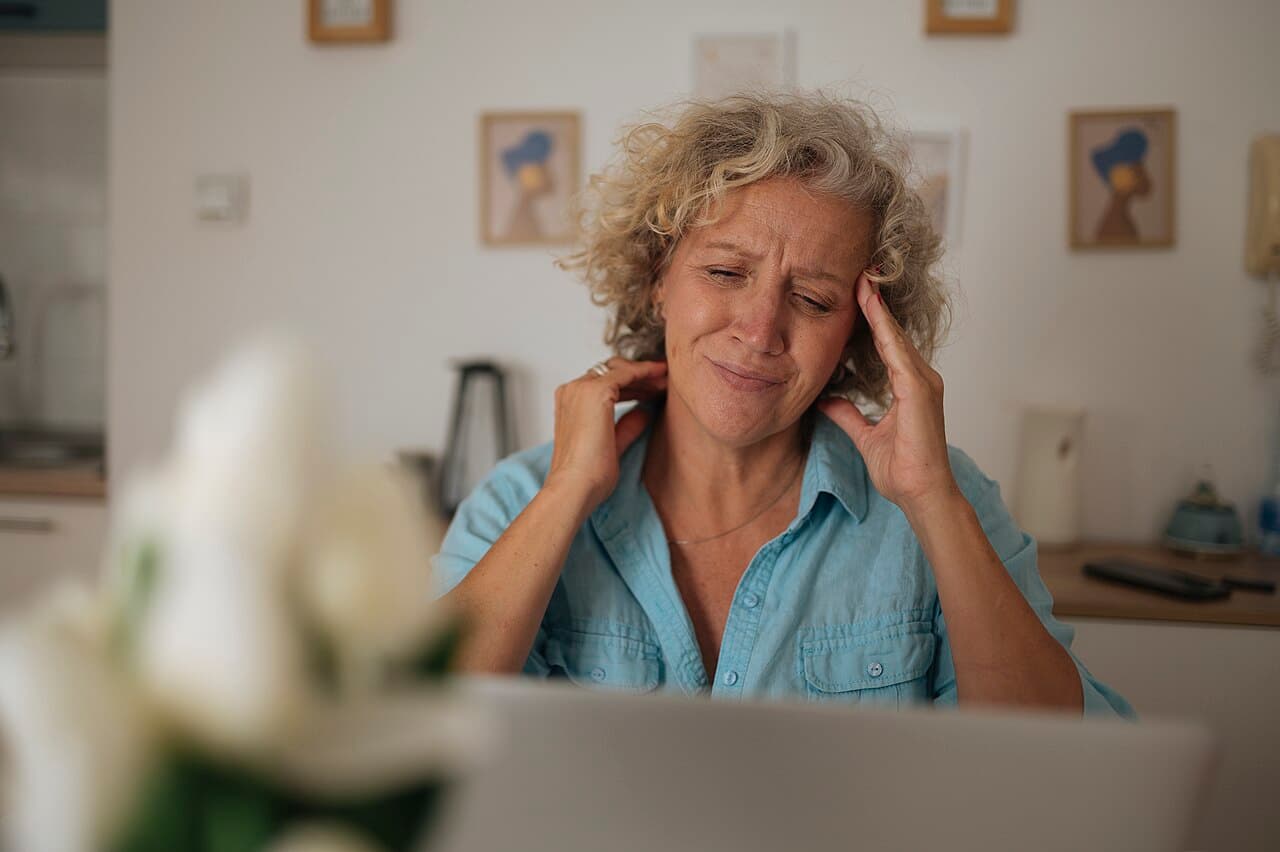 Femme fatiguée devant son ordinateur