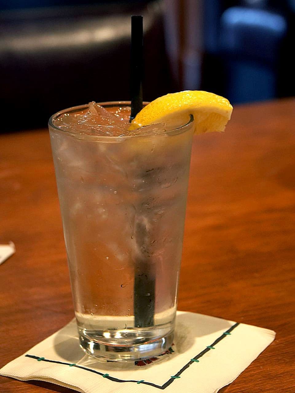 Verre d'eau citronnée