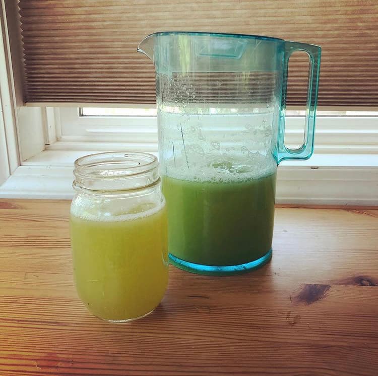Verre de jus de légumes vert