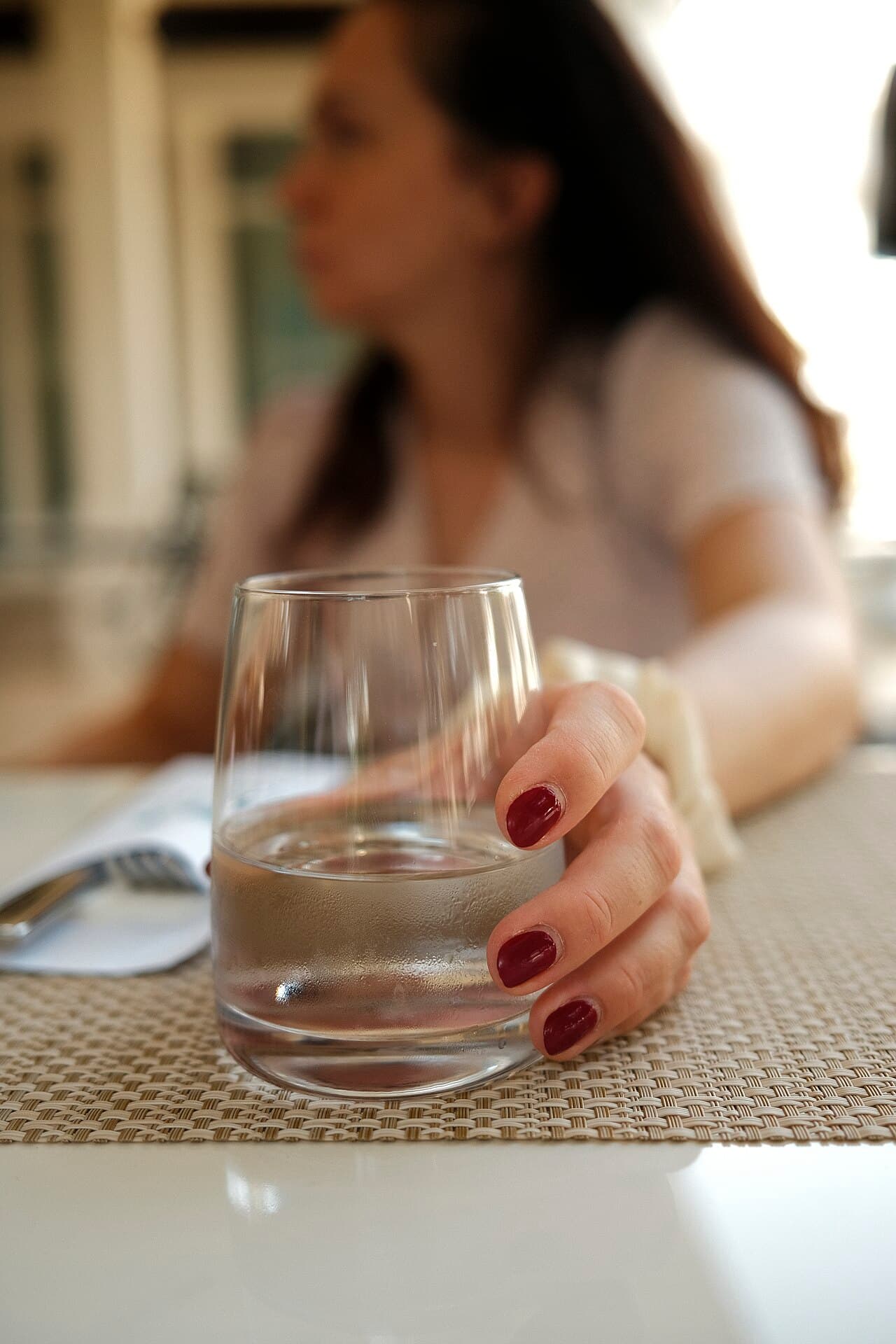 Verre d'eau posé sur une table