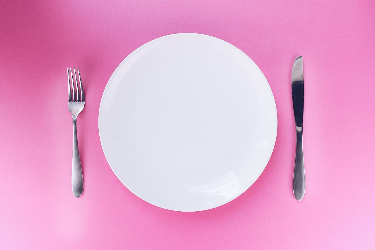 Assiette vide avec couverts sur une table