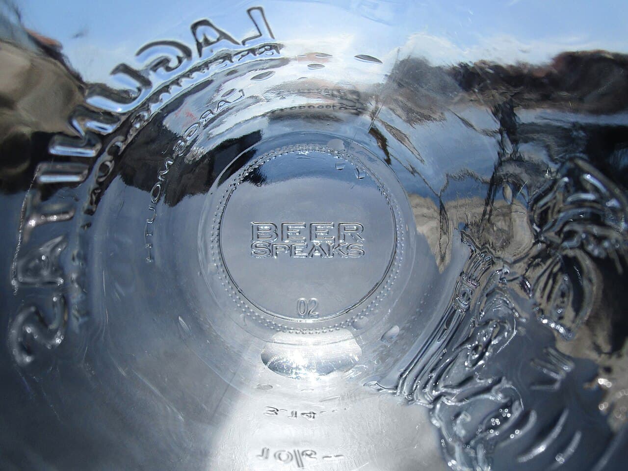 Verre vide sur fond clair