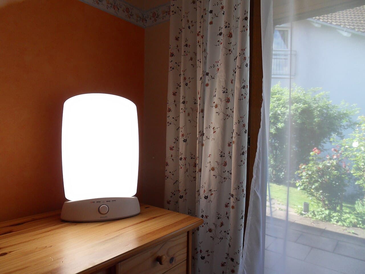 Lampe de luminothérapie devant une fenêtre ensoleillée