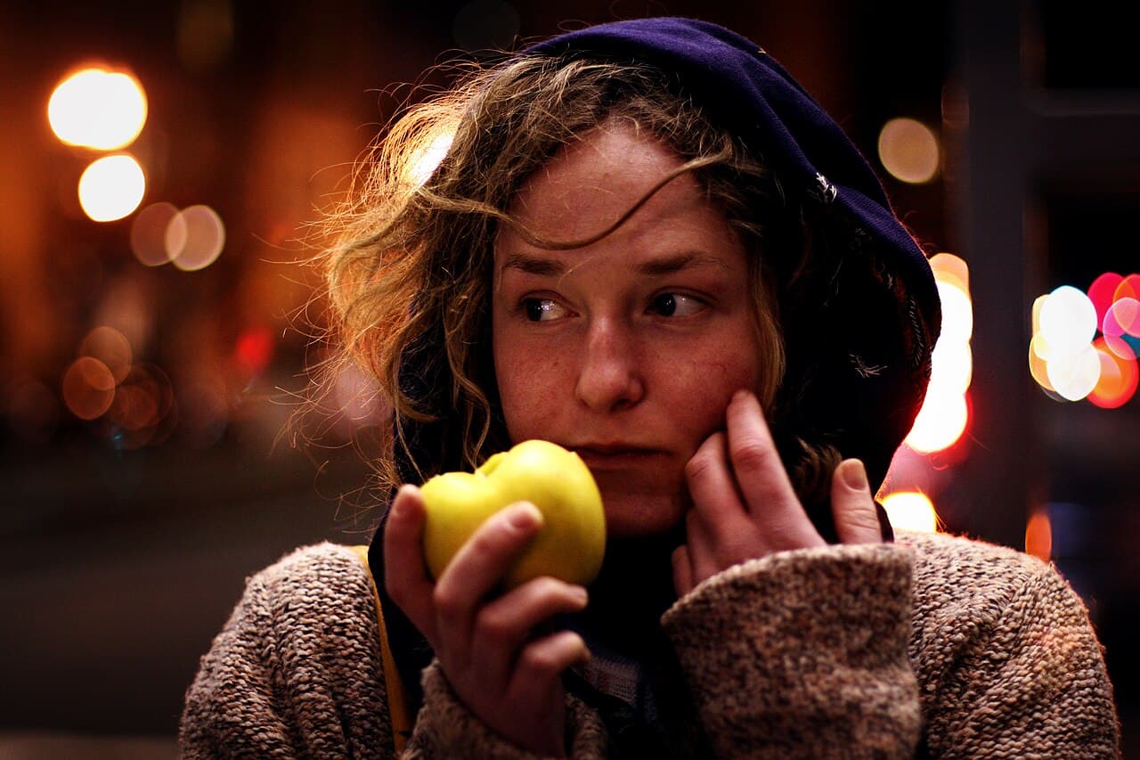 Femme croquant dans une pomme