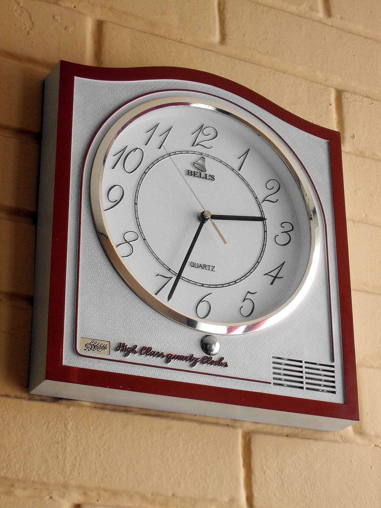Horloge murale blanche indiquant l'heure