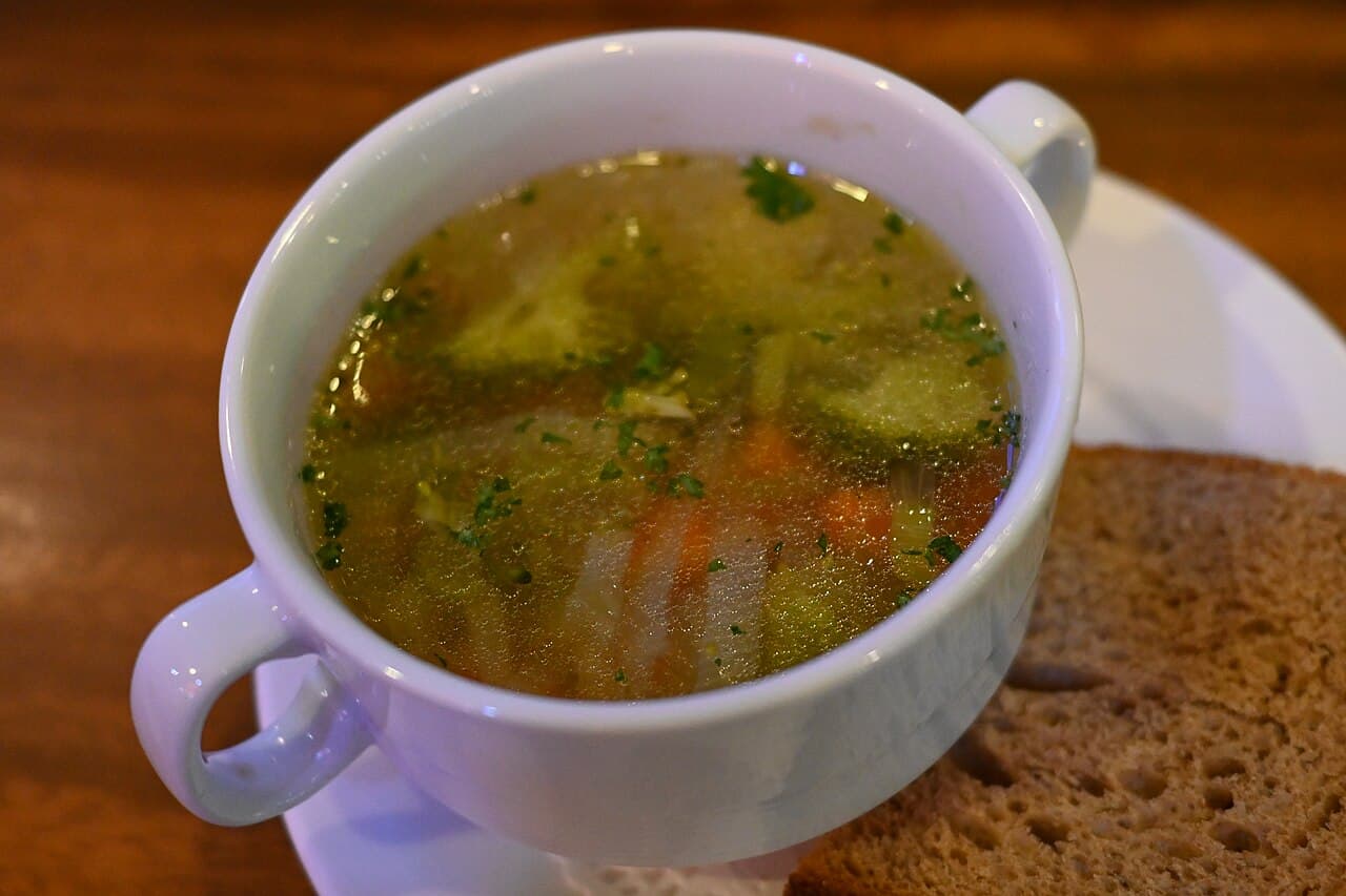 Bol de bouillon de légumes fumant