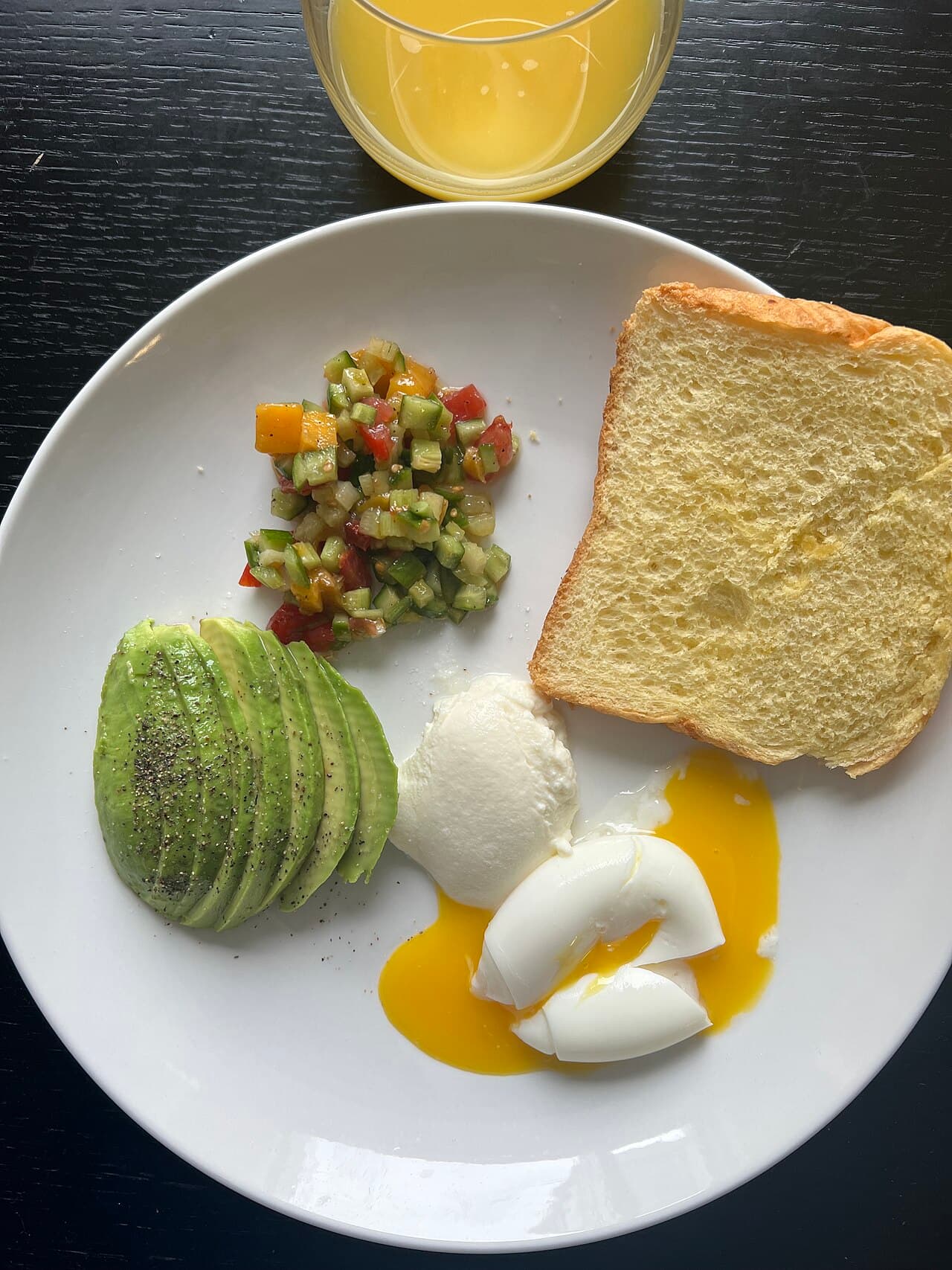 Petit-déjeuner protéiné aux œufs et avocat