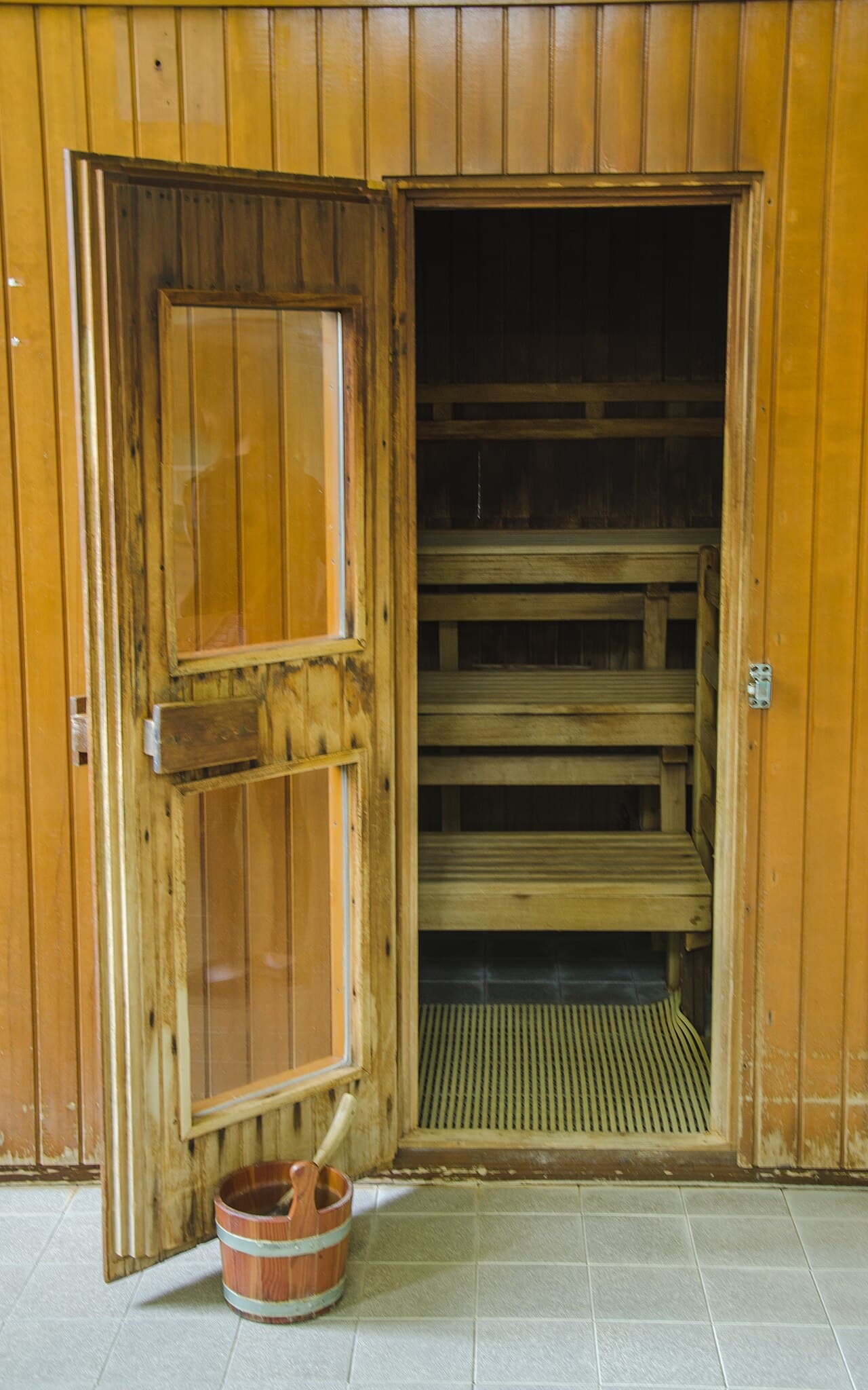 Intérieur en bois d'un sauna