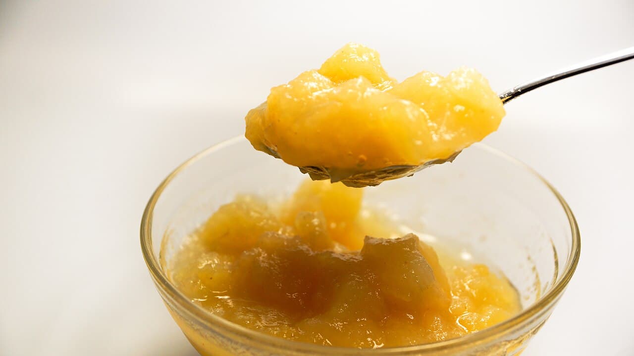 Bol de compote de pommes pour la reprise alimentaire