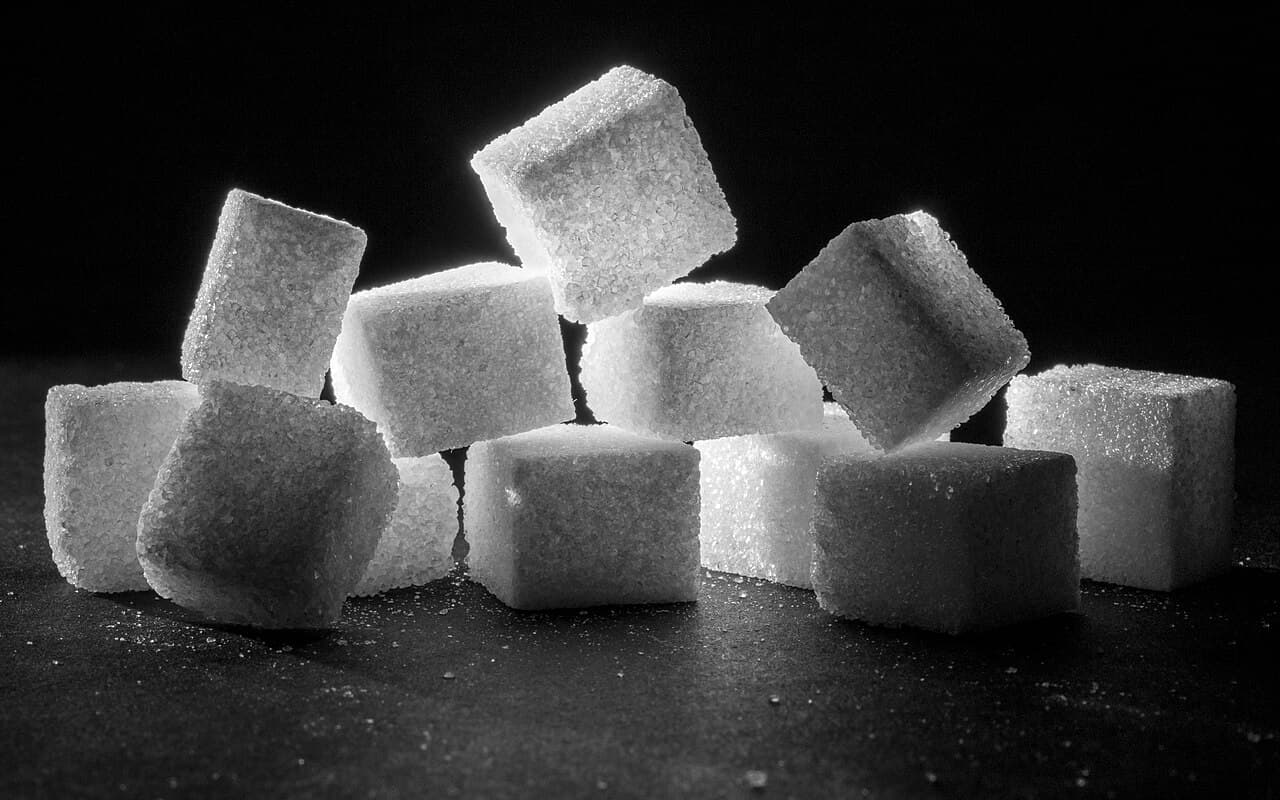 Morceaux de sucre blanc en cubes