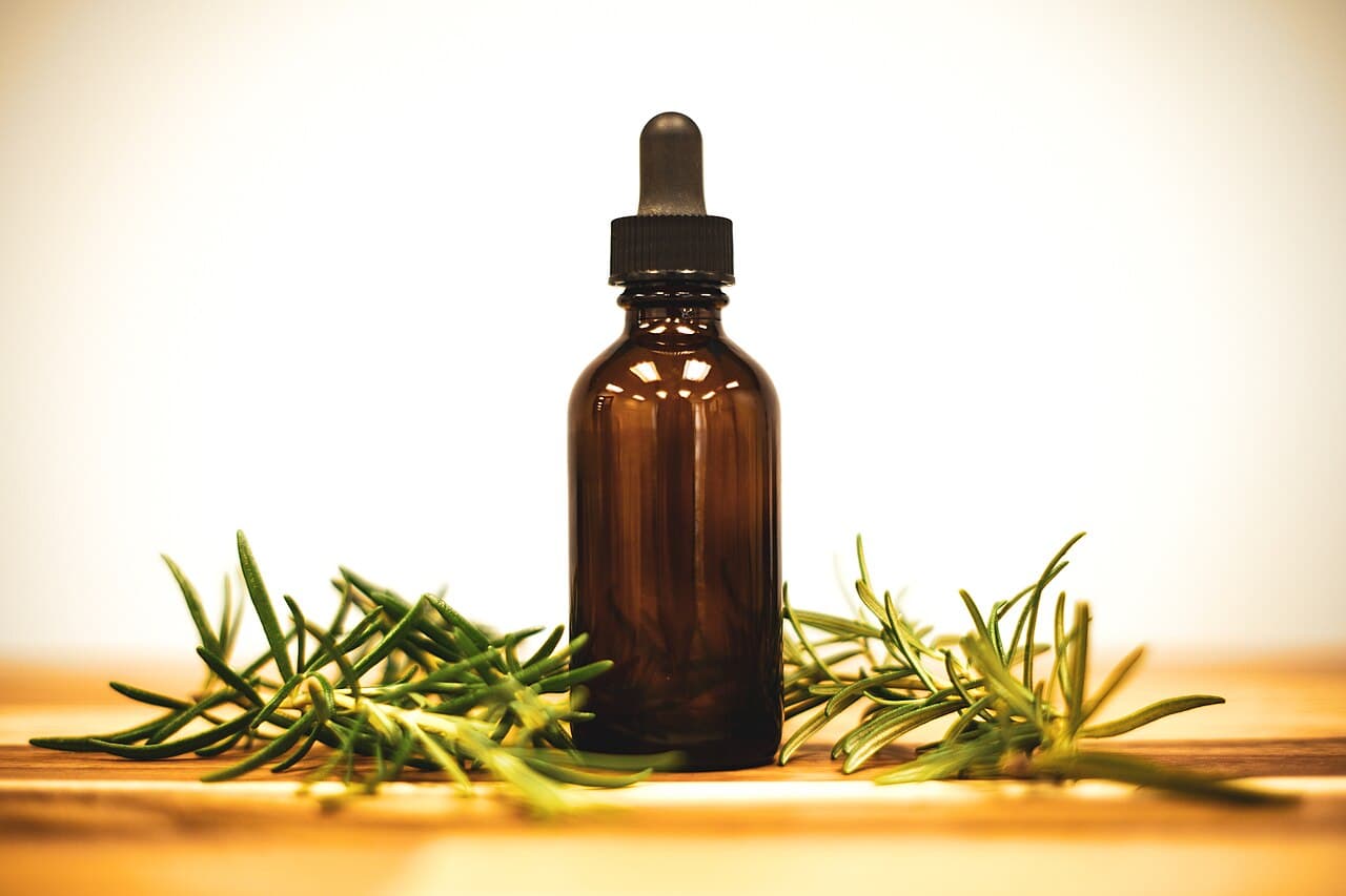 Flacon d'huile essentielle et plante aromatique